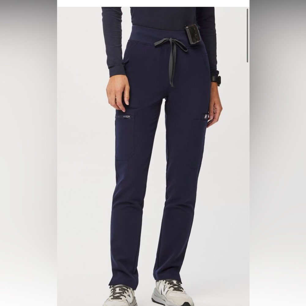 Navy petite scrub pants size small. In good condition